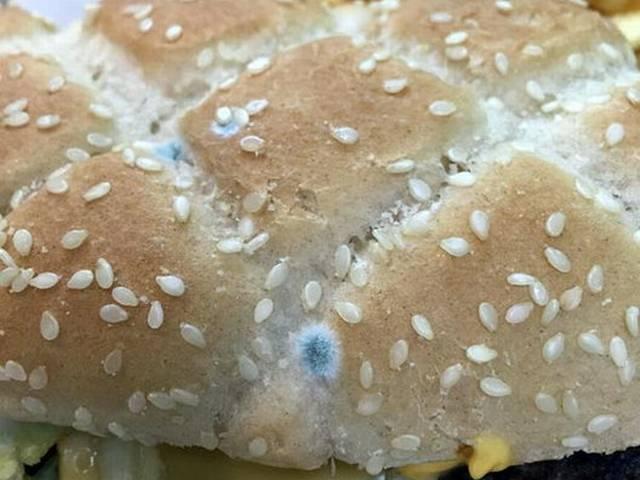VIRAL: मैकडोनल्ड्स ने कस्टमर को परोसा 'फफूंद वाला बर्गर' Photo of mouldy McDonald’s burger goes viral