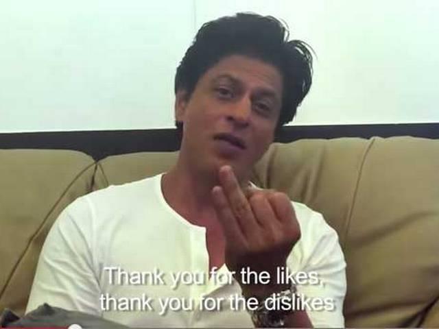 Watch: बॉलीवुड में 23 साल पूरे करने पर शाहरूख खान ने फैंस को अलग अंदाज में कहा- शुक्रिया Shah Rukh Khan thanks his fans and followers on Twitter in a video