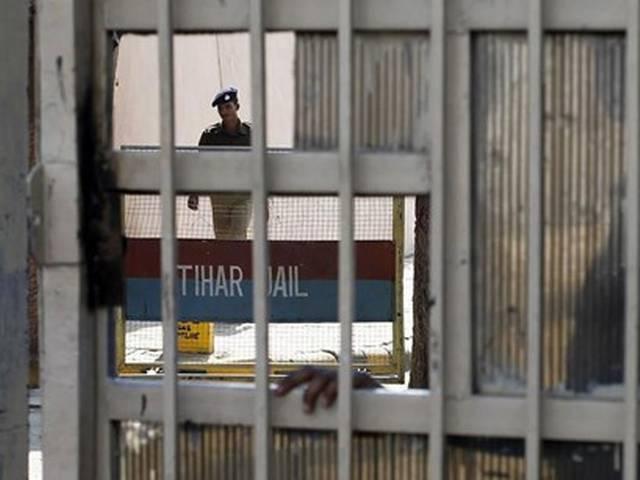 तिहाड़: महिला कैदी ने फांसी लगाने का प्रयास किया woman prisoner attempts suicide in tihar jail