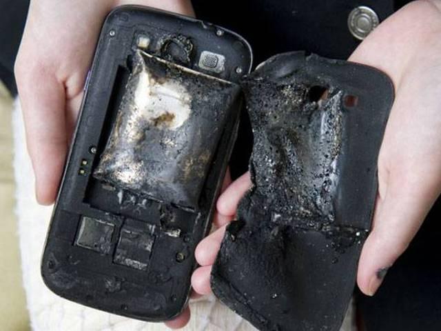 चार्जिंग पर लगे मोबाइल फोन में हुआ ब्लास्ट, युवक की मौत mobile_phone_charging