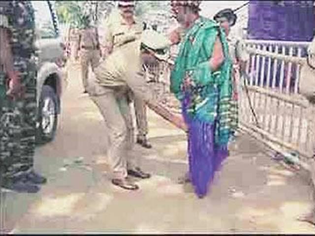 ओडिशा: वर्दीधारी डीजीपी के पुजारी के पैर छूने पर सीएम नाराज Odisha CM reprimands DGP for touching priest’s feet