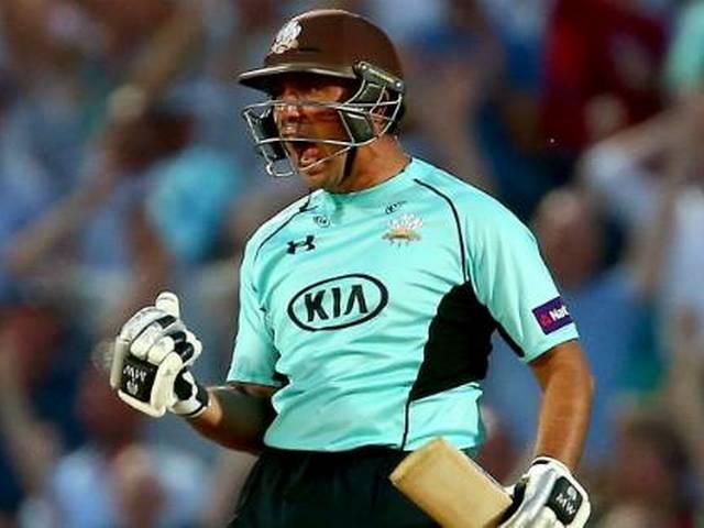VIDEO: आखिरी गेंद पर छक्का लगाकर अज़हर ने दिलाई सर्रे क्रिकेट को जीत Azhar Mahmood_Natwest T20 Blast_Surrey Cricket_