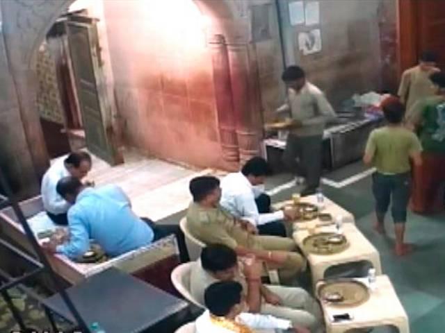 कोर्ट के आदेश को धत्ता बता मुख्य सचिव ने बांकेबिहारी मंदिर में खाया खाना, धोए जूठे हाथ Mathura bankebihari mandir