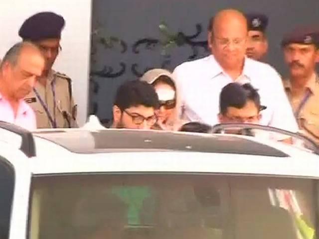 हेमा मालिनी को मिली अस्पताल से छुट्टी, मुंबई पहुंची HEMA MALINI DISCHARGE