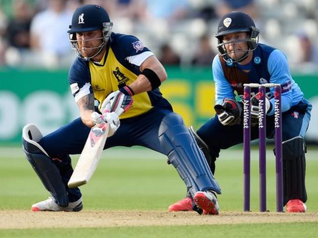 टी20 ब्लास्ट में मैकुलम ने बनाया नया रिकॉर्ड Brendon McCullum hits record 158 in T20 Blast for Birmingham Bears