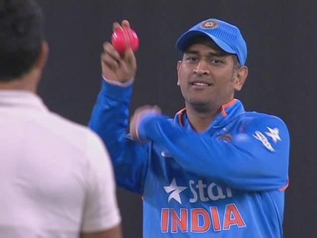 ...जब डे-नाइट टेस्ट से पहले धोनी ने लिया पिंक बॉल का ट्रायल dhoni with pink ball