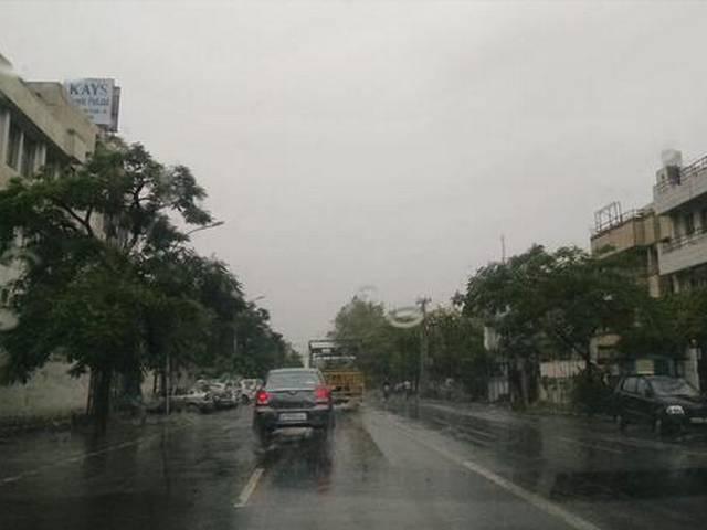 पहाड़ों के बाद अब दिल्ली-एनसीआर में झमाझम बारिश, सुहाना हुआ मौसम delhi_ncr_rain