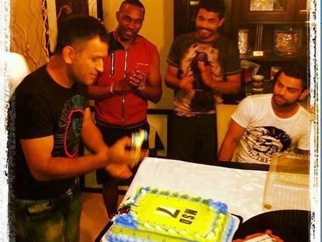 ट्विटर पर छाए B'DAY BOY धोनी dhoni birthday and social media