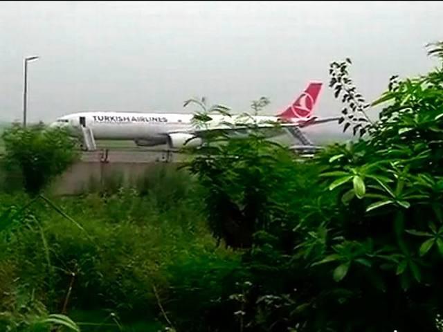 तुर्की के विमान में बम की खबर अफवाह निकली Turkish plane makes emergency landing at Delhi airport
