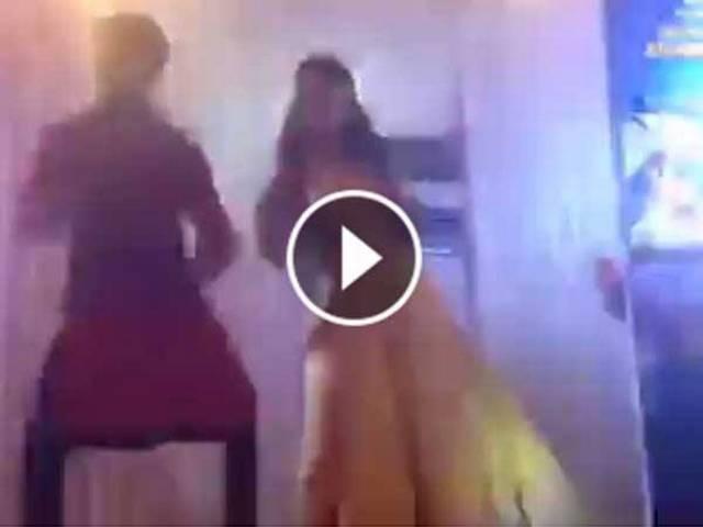 LEAKED VIDEOS: शादी में अपनी ही फिल्मों के हिट गानों पर मीरा संग थिरके शाहिद कपूर LEAKED VIDEOS: Shahid Kapoor, Mira Rajput & Family Performing At #ShahidKiShaadi