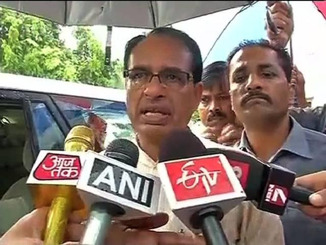 अक्षय सिंह के परिजनों से मिले शिवराज, हर मदद का दिलाया भरोसा cm shivraj meet to akshay singh parents