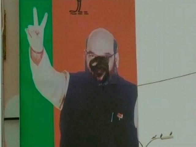 कानपुर में अमित शाह के पोस्टर पर अज्ञात शख्स ने पोती कालिख PM Modi, Amit Shah posters blackened in Kanpur