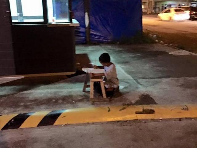 रेस्टोरेंट के लाइट के नीचे पढ़ता है यह बच्चा! Inspirational homeless boy uses McDonald’s light to study