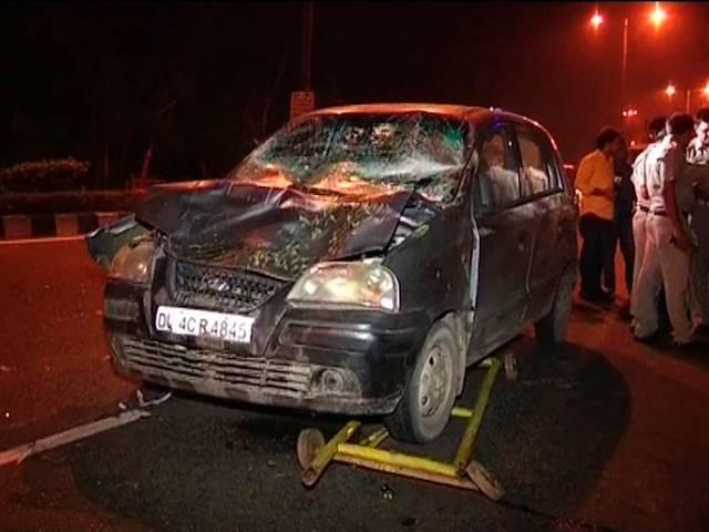 दिल्ली: तेज रफ्तार सेंट्रो ने पांच पुलिसवालों को कुचला dlehi sentro accident
