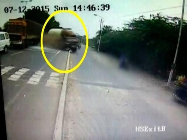 Watch: वडोदरा में दर्दनाक हादसा, टैंकर ने 4 को कुचला, सभी मरे Vodra, Gujarat Road Accident