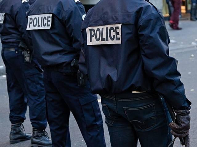 पेरिस में सभी 18 बंधक छुड़ाए गए, बंदूकधारी पुलिस गिरफ्त से बाहर French police: armed robbers hold up store in Paris