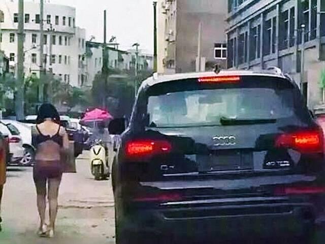 ...जब शक के चलते बीच सड़क पर पति ने बिकनी में कराई पत्नी की परेड! Wife_parade_streets_bikini_husband_affair_China