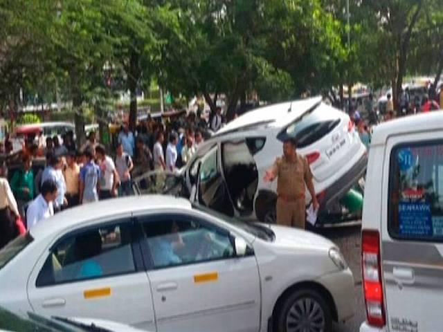 गुड़गांव में सेंट्रल मॉल के पास बीच सड़क पर गैंगवार, एक की मौत GURGAON