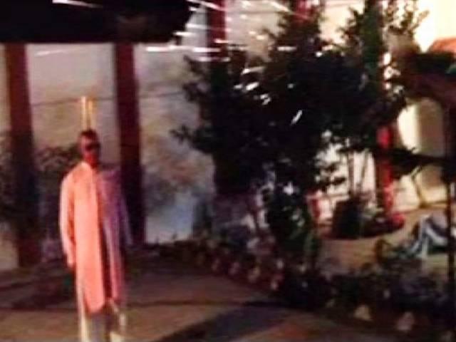 WATCH: जब फिल्मी अंदाज में सिर पर बोतल रखकर पिस्तौल से लगाया निशाना Video_