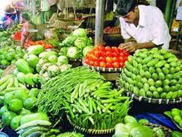 बारिश से दिल्ली और पास के इलाकों में सब्जियों के दाम आसमान पर चढ़े Vegitable price hike