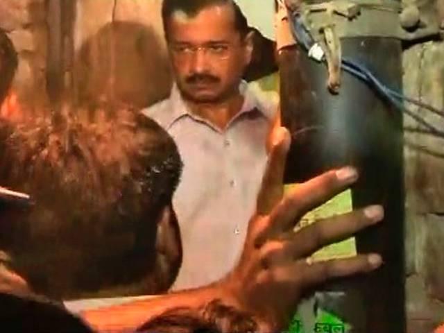 मीनाक्षी मर्डरः केजरीवाल ने पांच लाख रूपये के मुआवजे की घोषणा की kejriwal