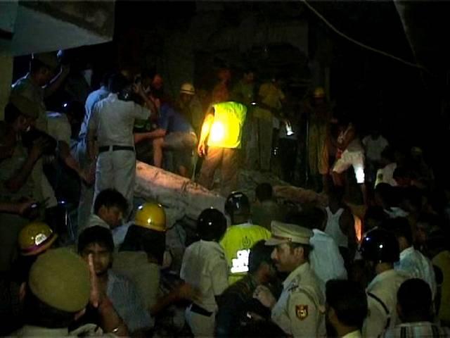 दिल्ली के विष्णु गार्डन में चार मंजिला इमारत गिरा, 15 के फंसने की आशंका Delhi_