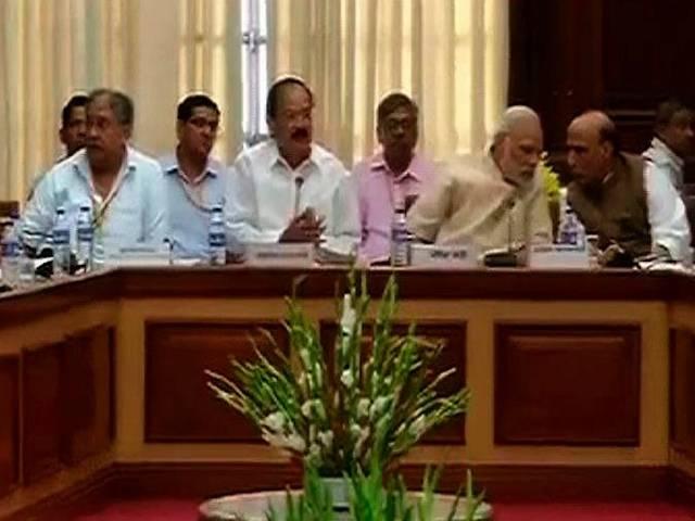 जमीन बिल: SP-BSP नरम, सरकार ला सकती है नया बिल Monsoon session: All-party meet called by Venkaiah Naidu