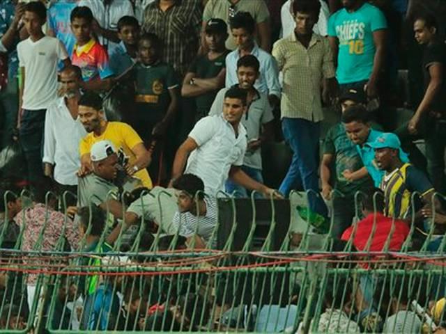 पाकिस्तान-श्रीलंका मैच में दर्शकों ने की पत्थरबाज़ी Crowd trouble at Premadasa Stadium interrupts match_Srilankan Cricket Team_