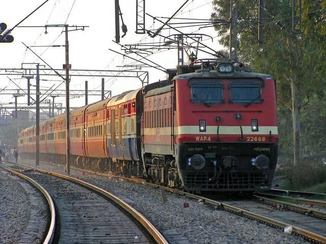 ट्रेनों के रद्द होने का सिलसिला जारी, 3 दर्जन ट्रेनें रद्द, यात्री रहे परेशान TRAIN