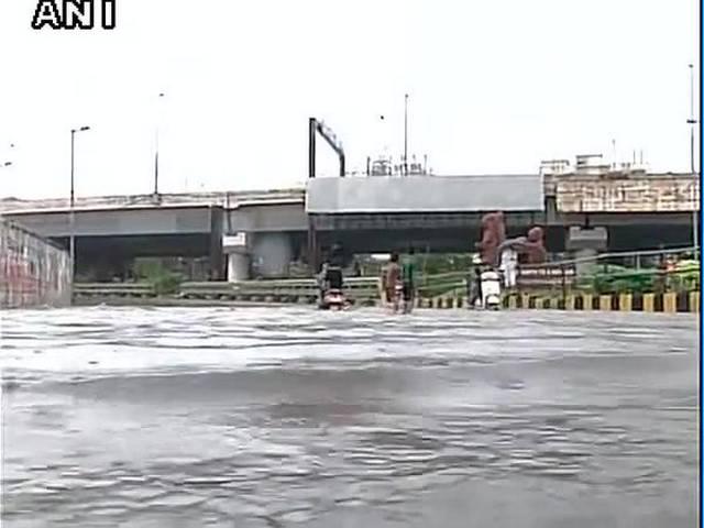 सूखे के बाद मुंबई में बारिश, यातायात सेवाएं प्रभावित Rains in Mumbai after dry spell, suburban services hit