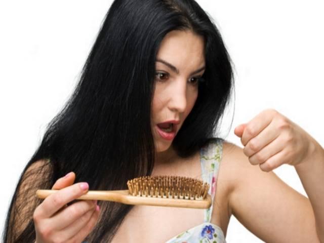 घरेलू नुस्खों से रोकेंगे बालों का झड़ना hairfall problem