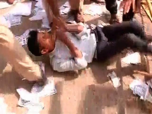 प्रदर्शन कर रहे आप कार्यकर्ताओं की पिटाई, महिला सुरक्षा पर 28 जुलाई को विधानसभा का विशेष सत्र arvind kejriwal