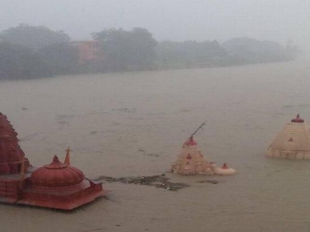 उज्जैन में बारिश का कहर, गर्भगृह से पानी निकाल कर हुई महाकाल की भव्य आरती Ujjain heavy rain fall