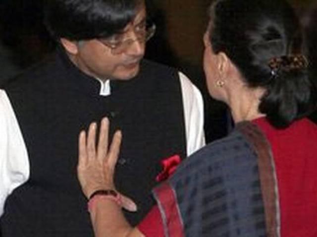 शशि थरूर पर जम कर बरसीं सोनिया shashi tharoo_sonia gandhi
