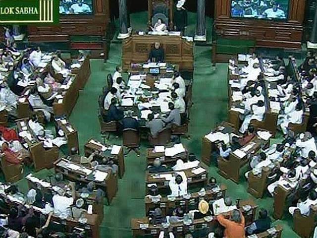 Live: कांग्रेस के खिलाफ धरने पर सरकार, हंगामे के कारण लोकसभा सोमवार तक स्थगित Parliament live update