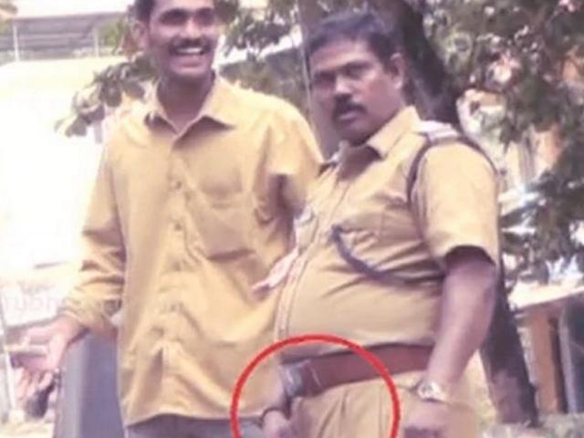 पत्रकार को धमकाने के लिए पुलिसवाले ने खोली अपने पैंट की चेन Kerala Policeman Unzips Fly to Intimidate Journalist