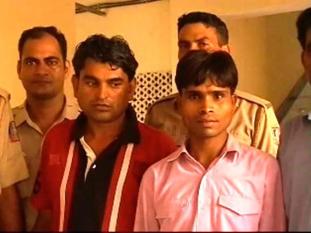 दिल्ली मे शराब तस्कर का कहर, बाल-बाल बचे दो सिपाही delhi police