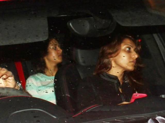 पत्नी मीरा को मूवी डेट पर ले गए शाहिद कपूर, देखें तस्वीरें Shahid Kapoor And Mira Rajput Go Out On A Movie Date