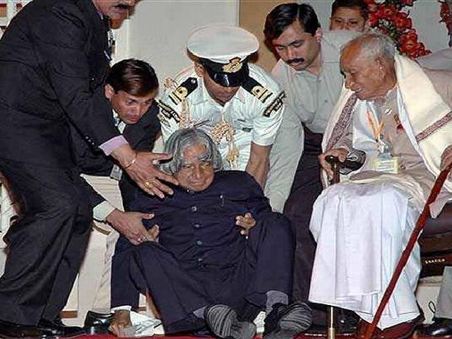 Alert: सोशल मीडिया ने फिर दिया धोखा, 2007 में गिरने वाली फोटो को बताई मरने से पहले की तस्वीर APJ Abdul Kalam