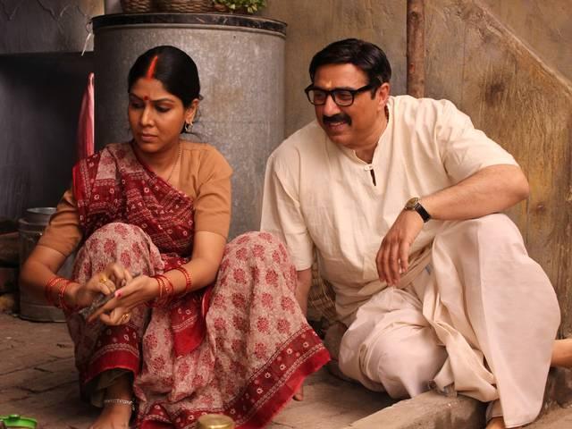 फिर विवादों में 'मोहल्ला अस्सी', फिल्म से गाली हटे या गाना The controversial song of mohalla assi removed from film
