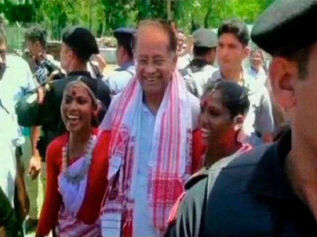 राष्ट्रीय शोक के दौरान असम के सीएम तरुण गोगोई के डांस की तस्वीरें आईं सामने Gogoi ‘dances’ with girls of tea tribe during Kalam mourning