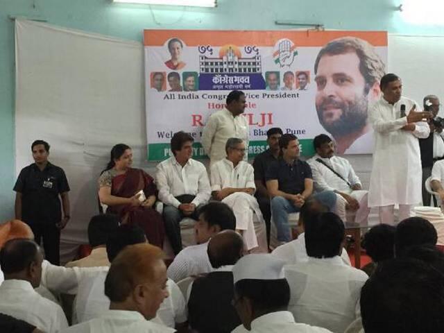FTII आंदोलन का समर्थन करने पुणे पहुंचे राहुल का बीजेपी ने किया विरोध NSUI activists face off with BJP workers outside FTII in Pune ahead of Rahul Gandhi’s visit