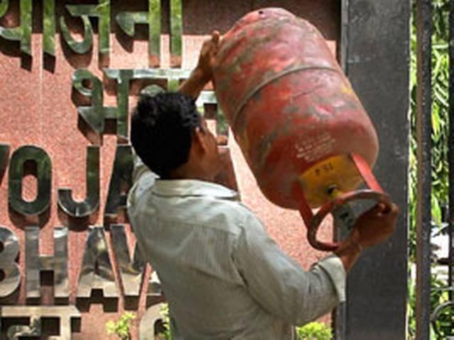 अच्छी खबर: पेट्रोल 2.43 रुपए और डीजल 3.60 रुपए सस्ता perol diesel