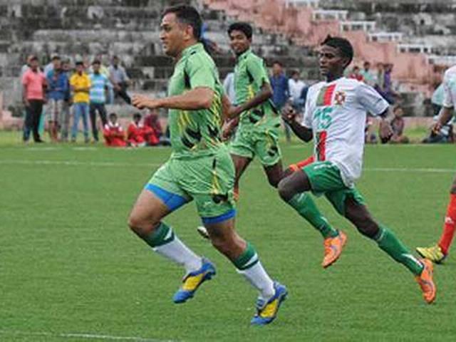 छुट्टी पर भी धोनी ने फुटबॉल खेल दिलाई टीम को जीत MS Dhoni_Football_Team India_