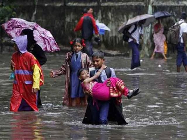 बाढ और बारिश से बेहाल आधा हिंदुस्तान, मणिपुर से गुजरात तक बरपा कहर landslide leaves 20 dead in Manipur village near Myanmar border