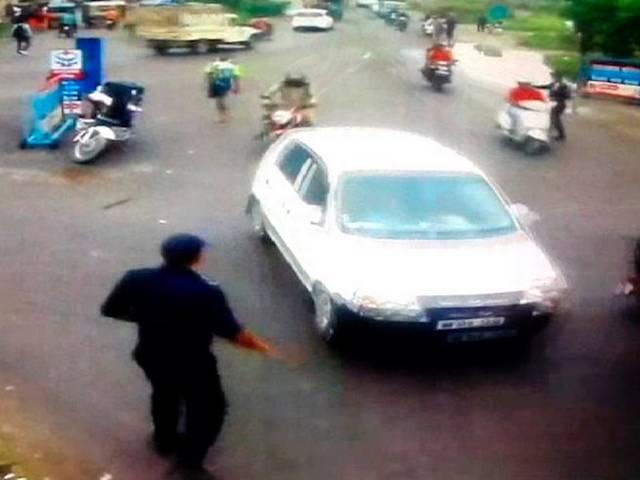 हरिद्वारः नशे में धुत शख्स ने दारोगा और सिपाही को कुचला haridwar