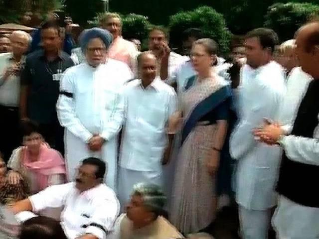 LIVE: सोनिया, राहुल और मनमोहन का संसद परिसर में धरना Parliament live