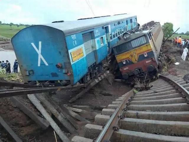 MP के हरदा में आधी रात को दो ट्रेनें पटरी से उतरीं, 29 की मौत 20 dead after MP twin train derailment, rescue ops underway