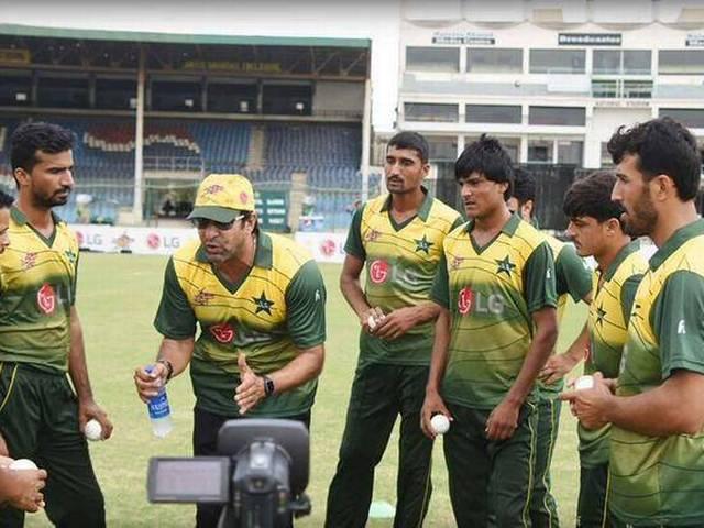 हमले में बाल-बाल बचे वसीम अकरम Wasim Akram’s car under attack in Karachi
