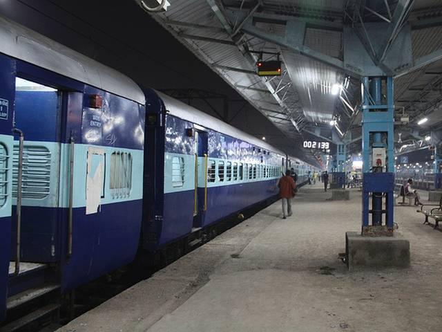 रेलवे के लिए एक और बुरी ख़बर, यात्रियों की संख्या में 4-5 फीसद गिरावट indian railway